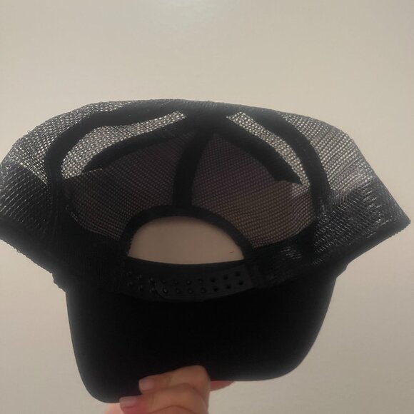 Modelo Black Trucker Hat New York Fighting Spirit and Cozies - Picture 3 of 5